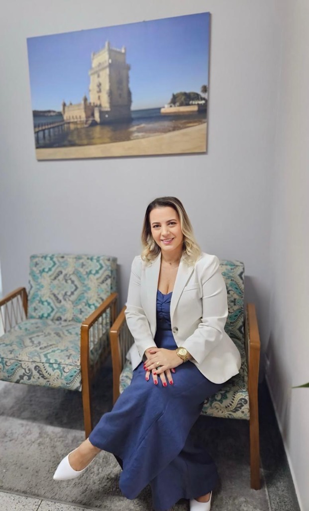 Lilian Bukolts sentada em ambiente profissional